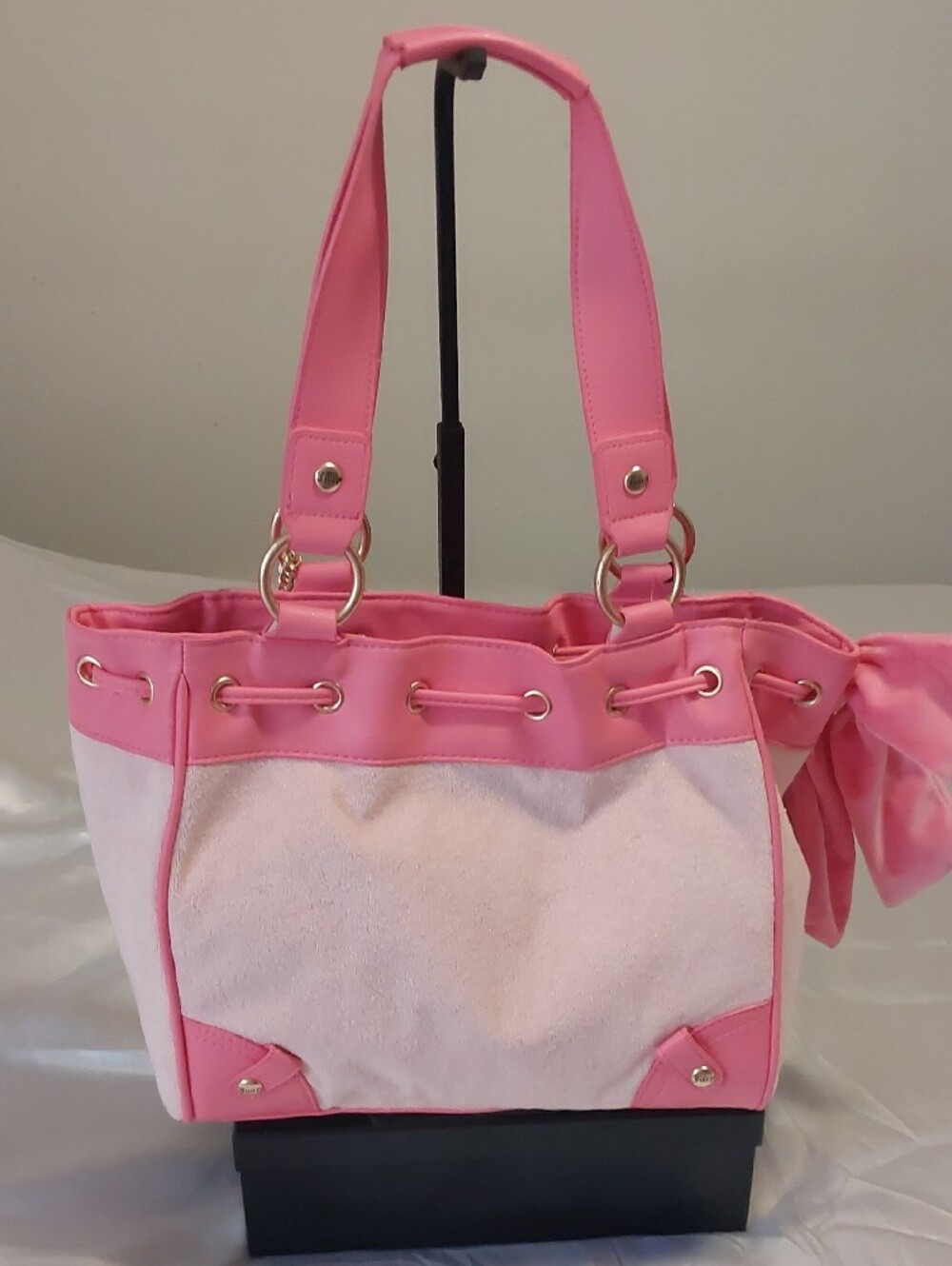 Juicy Couture Pink and Cream Bow-Accent Daydreamer Tote New - Picture 6 of 10